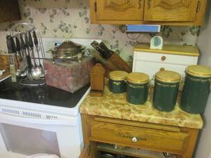 lot 89 image: Assorted Kitchen - Knives with Wood...