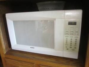 lot 100 image: Kenmore Microwave...