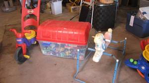 lot 16 image: Vintage Toys