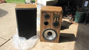 lot 850 image: Set of Speakers
