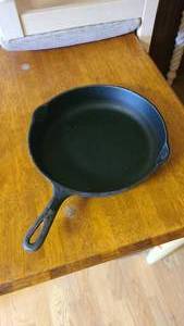 lot 400 image: Griswold Cast Iron frying pan...