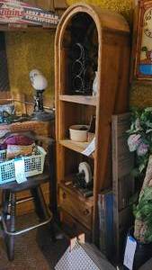 lot 417 image: Rustic 3-tier display shelf with a ...