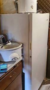 lot 426 image: Frigidaire Upright freezer works a...
