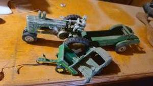 lot 440 image: Antique John Deere style tractor wi...
