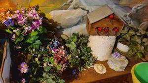 lot 443 image: Large array of faux flowers. TAKE WHAT YOU WANT