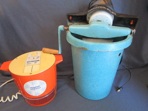 lot 18 image: Ice & Ice Cream Maker