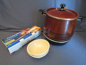 lot 24 image: Slow Cooker, Electric Knife