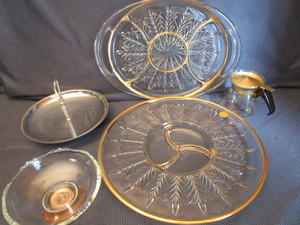 lot 30 image: Jeannette Glass Trays, Serving Dishes