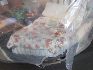 lot 35 image: Comforter Queen