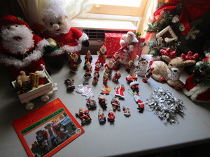 lot 38 image: Christmas Decorations