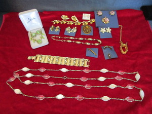 lot 55 image: Costume Jewelry - Sets, Bracelets, Earrings