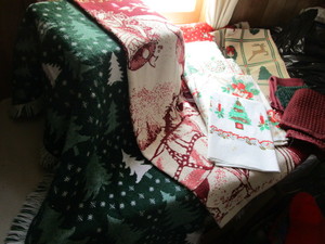 lot 64 image: Linens Throws, Rugs, Tablecloths