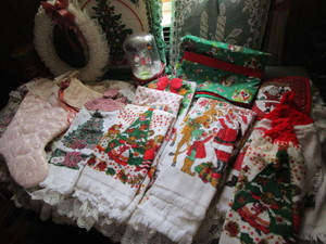 lot 84 image: Christmas Decorations