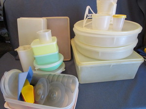 lot 73 image: Tupperware