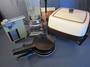 lot 91 image: Deep Fryer, Blender, Opener