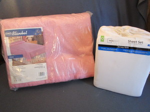 lot 92 image: Queen Sheet Set & Blanket