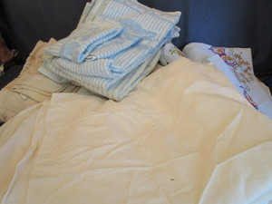 lot 99 image: Twin Bedding