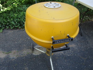 lot 14 image: Structo MCM Charcoal Grill & Briquettes