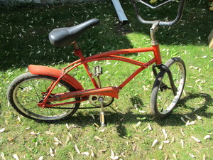 lot 106 image: Road Runner Bicycle