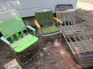lot 123 image: Vintage Vinyl Chaise & Chairs