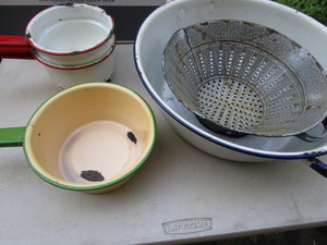 lot 129 image: Enamel Basin & Kettles, Graniteware Colander