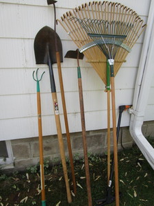 lot 170 image: Garden  Lawn Tools