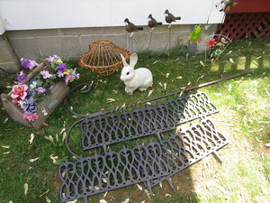 lot 173 image: Garden Decorations