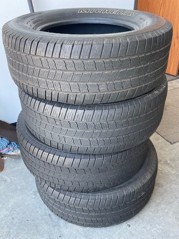 lot 21 image: Michelin P27565R18 Tires