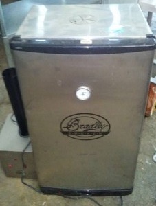 lot 56 image: Smoker Bradley. NEVER USED.