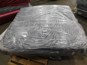 lot 15 image: New - King Sealy Posturepedic Plus Mount Auburn 13 Medium Mattress