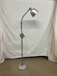 lot 47 image: Chrome Gooseneck Telescoping Examination Light - Great Working Condition
