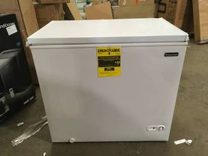 Magic Chef 7.0 cu. ft. Chest Freezer in White   Customer Returns See Pictures