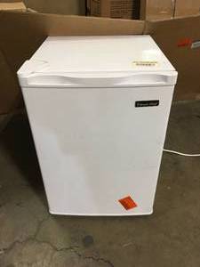 Magic Chef 2.6 cu. ft. Mini Fridge in White, ENERGY STARCustomer Returns See Pictures
