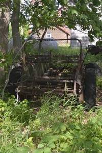 lot 14 image: Antique Horse Drawn Manure Spreader