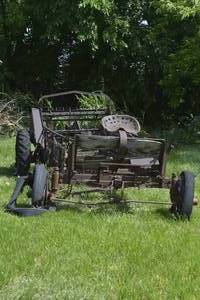 lot 32 image: Antique Horse Drawn Spreader