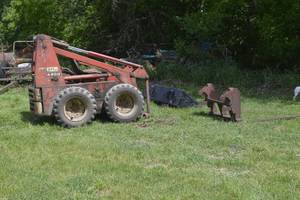 lot 2 image: Gehl 4400 Skid Steer with Bucket, forks and a combo fork bucket attachment. Roll cage included