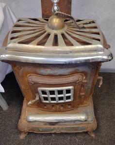 lot 71 image: Antique Parlor Stove.