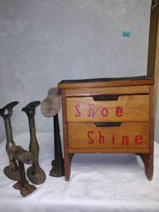 lot 74 image: Vintage Shoe Shine Box With Cobblers.
