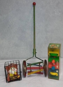lot 100 image: Vintage Toys(3)