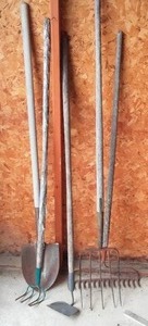 lot 129 image: Misc. Yard Hand Tools (5)