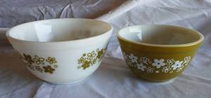 lot 232 image: Pyrex bowls. 5 qt and 1  pint