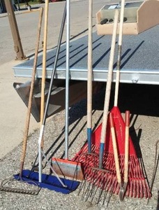 lot 58 image: Misc. Yard Hand Tools (8)