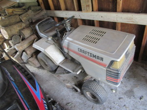 lot 17 image: Craftsman Mower