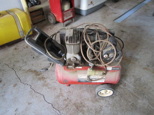 lot 27 image: Air Compressor