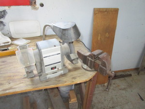 lot 28 image: Bench Grinder & Vise