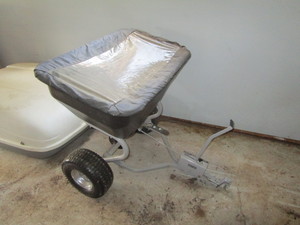 lot 29 image: Lawn Fertilizer Spreader