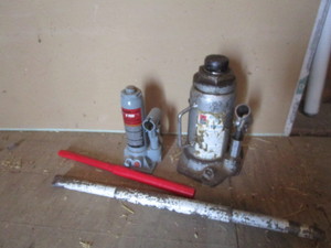 lot 70 image: (2) Hydraulic Jacks