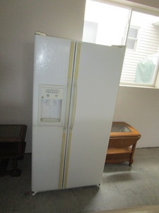 lot 76 image: GE RefrigeratorFreezer