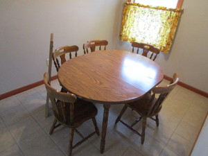 lot 80 image: Dining Room Table & Chairs