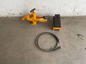 lot 163 image: VEVOR Hydraulic Tire 10,000 PSI Bead Breaker with Hydraulic Metal Foot Pump